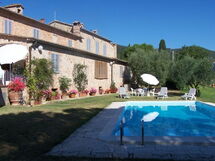 La Palazzina located in Ancaiano, Tuscany, Italy sleeps 7 in 4 bedrooms.