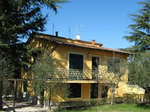 Maison Vedute located in Le Vedute, Tuscany, Italy sleeps 12 in 5 bedrooms.