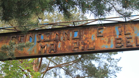 Consonno, entrance