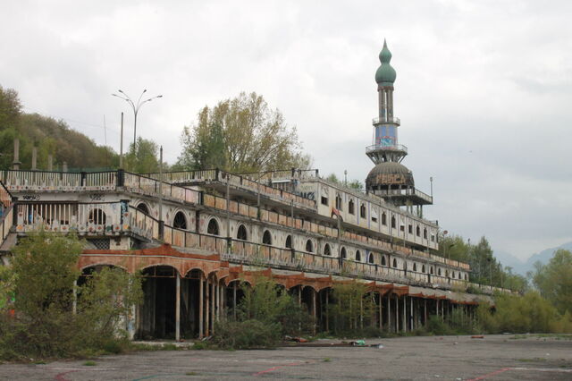 Consonno, buildings