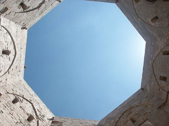 Castel Del Monte, Interior