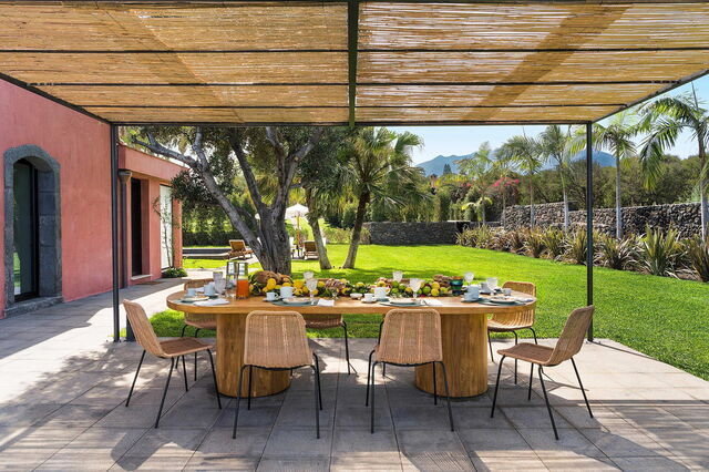 Villa Pozzillo, dining outdoors