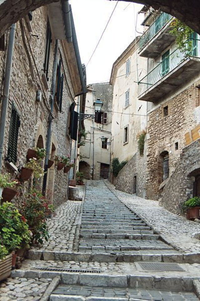 narrow street in casperia