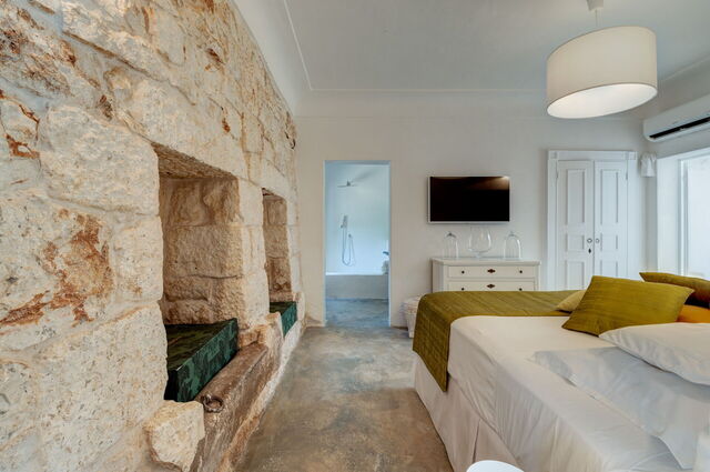 Masseria Isaia, bedroom with old walls