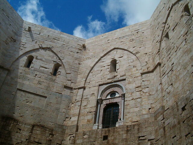 castel del monte courtyard