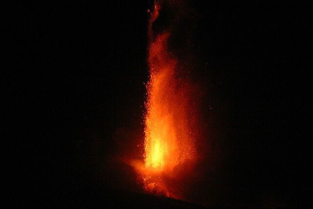 A fiery etna eruption in 2007