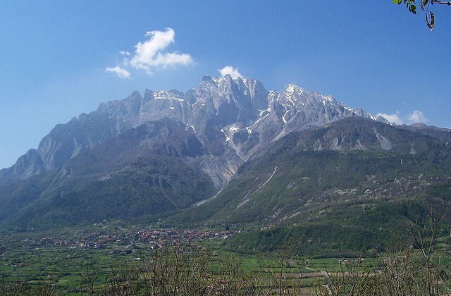 monte concarena overlooking the valley