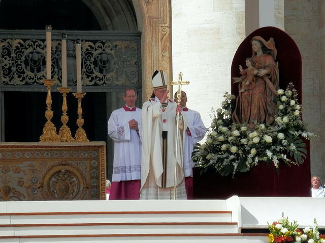 Pope Francis saying mass