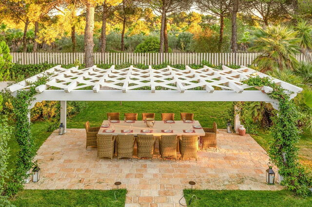 Villa Oria, outdoor dining area