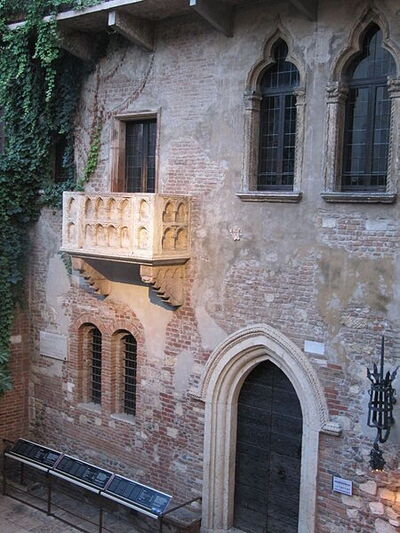 The supposed balcony of Juliet
