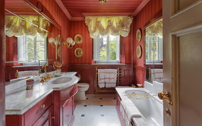 Villa De Ranieri, one of the bathrooms