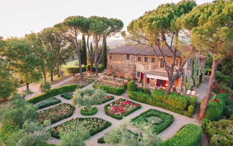 Villa Le Corti: Flower, Garden, Shrub, Groundcover, Spring, Landscaping, Botanical Garden, Backyard, Hacienda