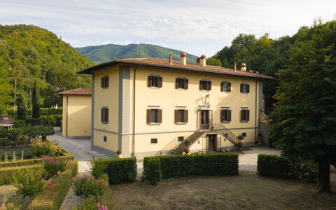 Villa Paola: Estate, Cottage, Hacienda, Garden, Farmhouse, Landscaping, Villa, Lawn, Yard, Porch