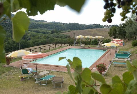 Agriturismo Paterno: Swimming Pool, Property, Leisure, Resort, Vacation, Villa, Shade, Tree, House, Building
