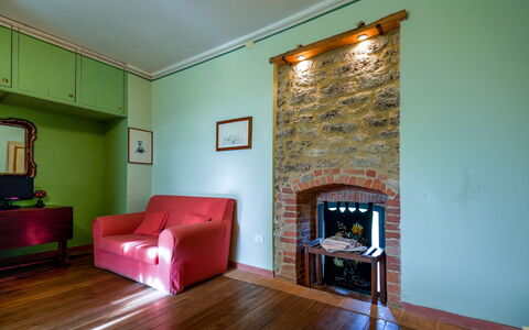 Agriturismo Il Molinello: Property, Furniture, Couch, Wood, Interior Design, Lighting, Living Room, Flooring, Comfort, Picture Frame