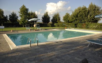 Buriano: Swimming Pool, Property, Backyard, Leisure, Real Estate, Reflecting Pool, Landscaping, Estate, Grass, Composite Material