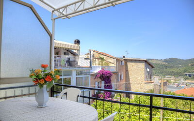 Accommodation:&nbsp;Flowers Of Andora - Lilla