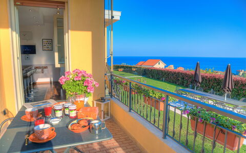 Villa Il Poggiolo - Diano Marina: Property, Balcony, Real Estate, Building, Majorelle Blue, Room, Porch, House, Architecture, Residential Area