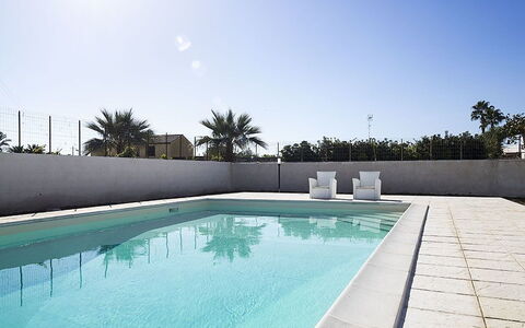 Villa Berbaro: Water, Sky, Swimming Pool, Tree, Shade, Leisure, Rectangle, Composite Material, Real Estate, Grass