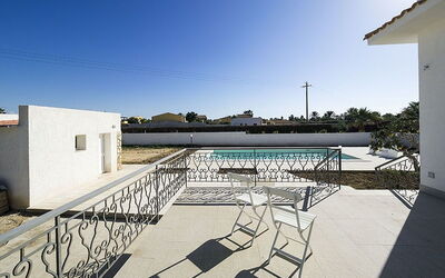 Villa Berbaro: Sky, Building, Shade, Swimming Pool, Water, Urban Design, Outdoor Furniture, Residential Area, Leisure, Facade
