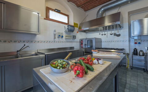 Villa Dei Michelangioli a Brolio: Countertop, Property, Room, Kitchen, Building, House, Interior Design, Real Estate, Furniture, Home
