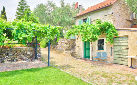 Country Home Il Passatempo: Property, Green, House, Wall, Building, Real Estate, Home, Tree, Yard, Grass