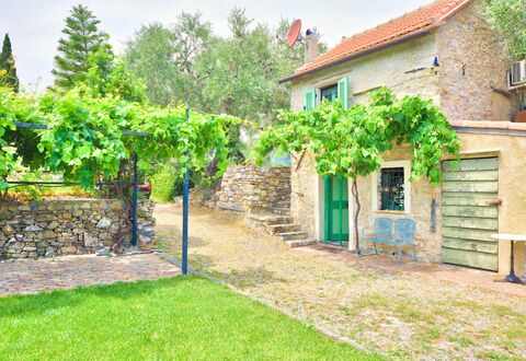 Country Home Il Passatempo: Property, Green, House, Wall, Building, Real Estate, Home, Tree, Yard, Grass
