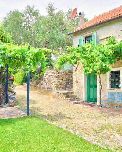 Country Home Il Passatempo: Property, Green, House, Wall, Building, Real Estate, Home, Tree, Yard, Grass