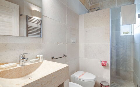 Il Casalino - Corte dei Messapi: Plumbing Fixture, Tap, Property, Sink, Bathroom Sink, Bathroom, Interior Design, Architecture, Mirror