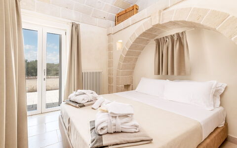 Il Casalino - Corte dei Messapi: Furniture, Property, Building, Comfort, Textile, Wood, Interior Design, Bed Frame, Floor, Bed