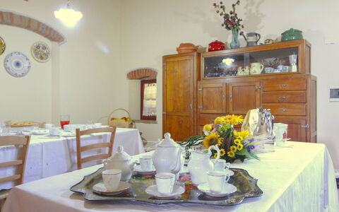 Galleria di Brolio: Furniture, Tableware, Table, Tablecloth, Interior Design, Dining Room, Kitchen & Dining Room Table, Serveware, Dishware, Lighting