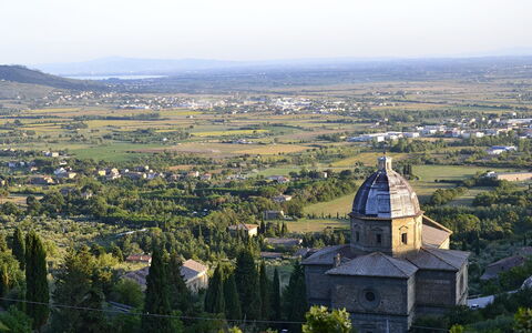 Appartamento Luna: Sky, Landmark, Hill, Hill Station, City, Tree, Rural Area, Landscape, Architecture, Mountain