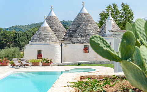 Trullo Oak: Plant, Water, Property, Sky, Tree, Swimming Pool, Terrestrial Plant, Grass, Chair, Real Estate