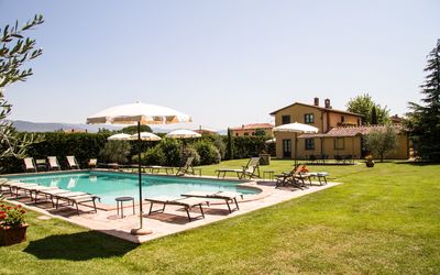 Agriturismo Il Sambuco: Swimming Pool, Property, House, Building, Real Estate, Resort, Estate, Grass, Home, Residential Area