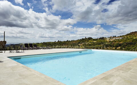 Agriturismo Cincinelli: Swimming Pool, Property, Sky, Azure, Leisure, Real Estate, Vacation, Water, House, Building