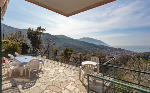 Villa Pia Con Piscina a Recco: Property, Sky, Real Estate, Mountain, House, Building, Home, Room, Estate, Vacation