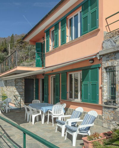 Villa Pia Con Piscina a Recco: Property, House, Building, Real Estate, Home, Apartment, Facade, Vacation, Architecture, Villa