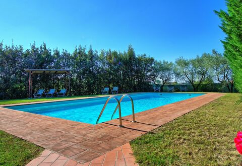 Casa Vasco: Swimming Pool, Property, Real Estate, Grass, House, Estate, Leisure, Vacation, Building, Home