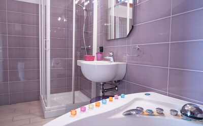 Accommodation:&nbsp;Viola