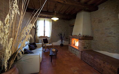 Bandiera: Room, Building, Property, Interior Design, Living Room, Furniture, Floor, Loft, Beam, House