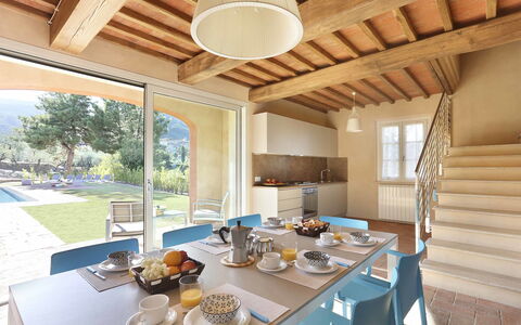Uva: Property, Building, Room, Real Estate, Interior Design, House, Ceiling, Furniture, Table, Dining Room