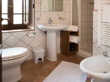 Accommodation:&nbsp;Suite 208