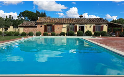 Villetta Di Cortona: Water, Cloud, Plant, Sky, Building, Swimming Pool, Nature, Azure, Window, Chair