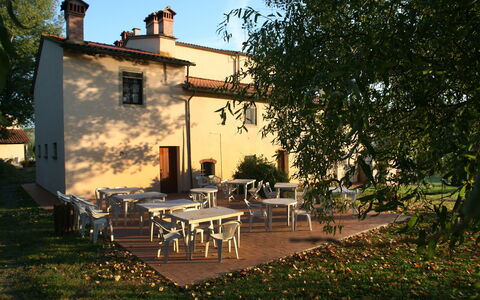 Agriturismo Girasole: Property, House, Building, Home, Tree, Real Estate, Backyard, Sky, Estate, Cottage