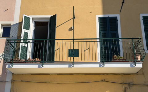 Il Balcone Sul Prino - Imperia: Wall, Handrail, Balcony, Composite Material, Iron, Metal, Baluster, Glass, Paint