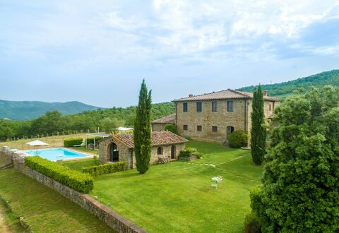 Borgo Gerlino: Property, Estate, Building, Grass, Land Lot, Hill Station, House, Landscaping, Villa, Landscape