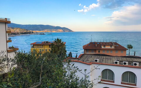 Il Geranio Sant'elmo - Diano Marina: Sky, Town, Sea, Coast, Cloud, Vacation, Tourism, House, Architecture, Horizon