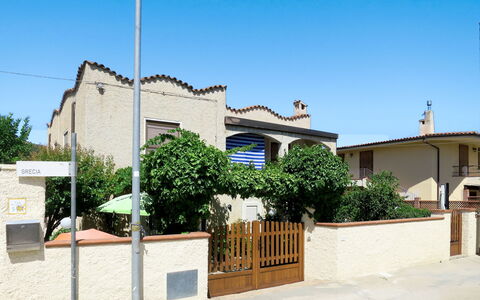 Lia: Sky, Plant, Building, Window, Azure, House, Shade, Land Lot, Urban Design, Residential Area
