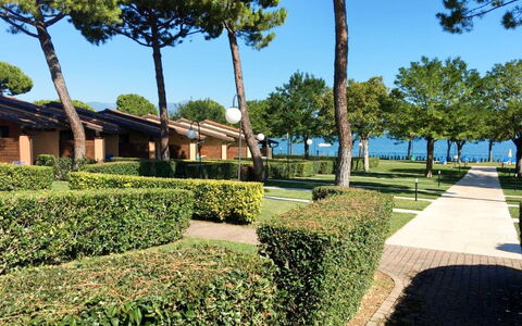Desenzano 617: Plant, Sky, Tree, Vegetation, Land Lot, Grass, Shade, Urban Design, Leisure, Hedge