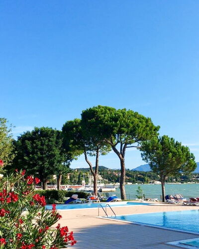 Desenzano 617: Water, Sky, Plant, Flower, Swimming Pool, Tree, Arecales, Coastal And Oceanic Landforms, Natural Landscape, Leisure